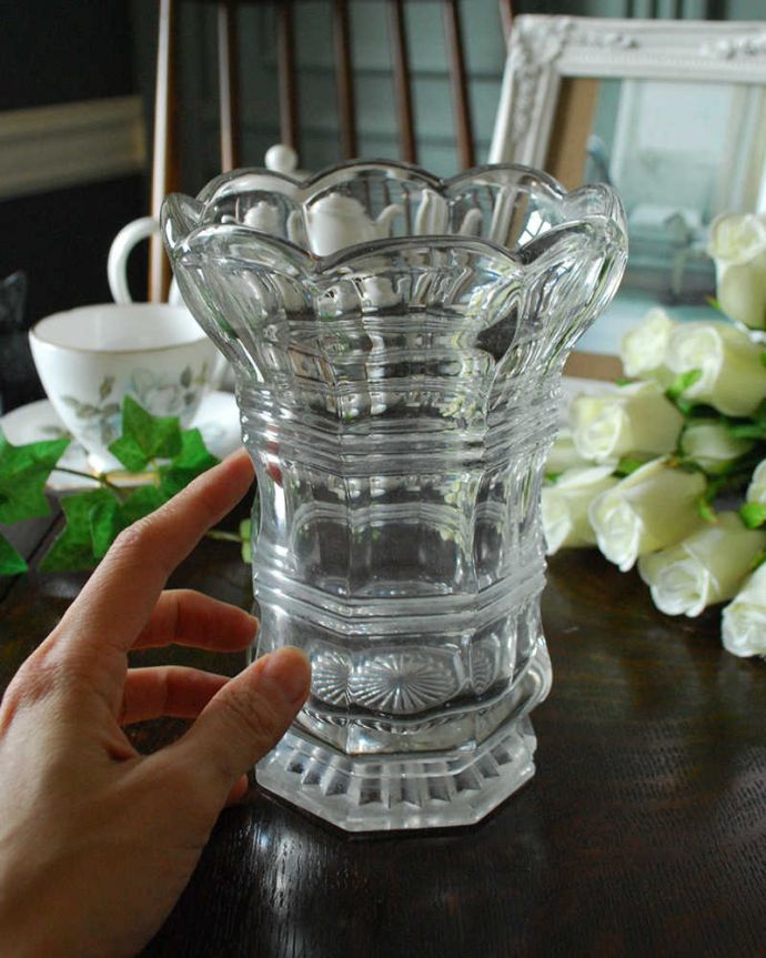 フラワーベース　アンティーク雑貨　アンティークガラスのフラワーベース、縁どりが可愛いお花のようなプレスドグラス。飾るだけで絵になる美しさ。(pg-4347)