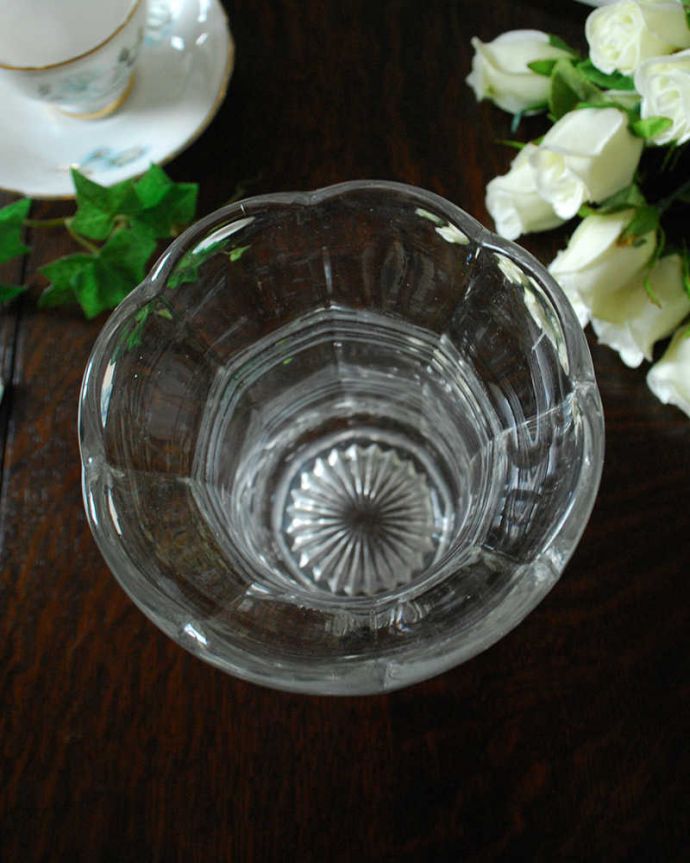フラワーベース　アンティーク雑貨　アンティークガラスのフラワーベース、縁どりが可愛いお花のようなプレスドグラス。上から見るとこんな感じです。(pg-4347)