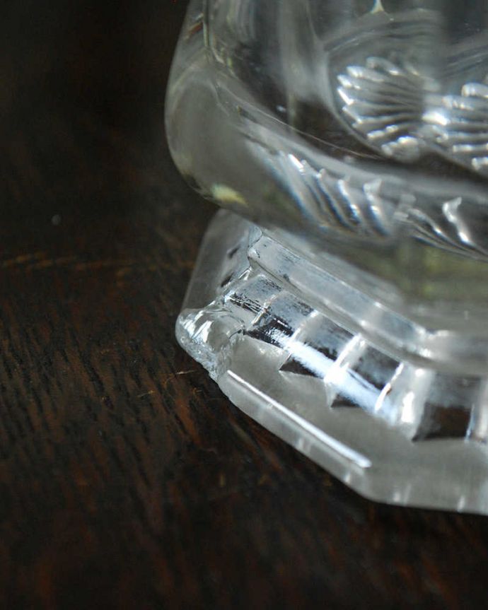 フラワーベース　アンティーク雑貨　アンティークガラスのフラワーベース、縁どりが可愛いお花のようなプレスドグラス。アンティークのため、多少の欠け・傷がある場合がありますが、使用上問題はありませんので、ご了承下さい。(pg-4347)