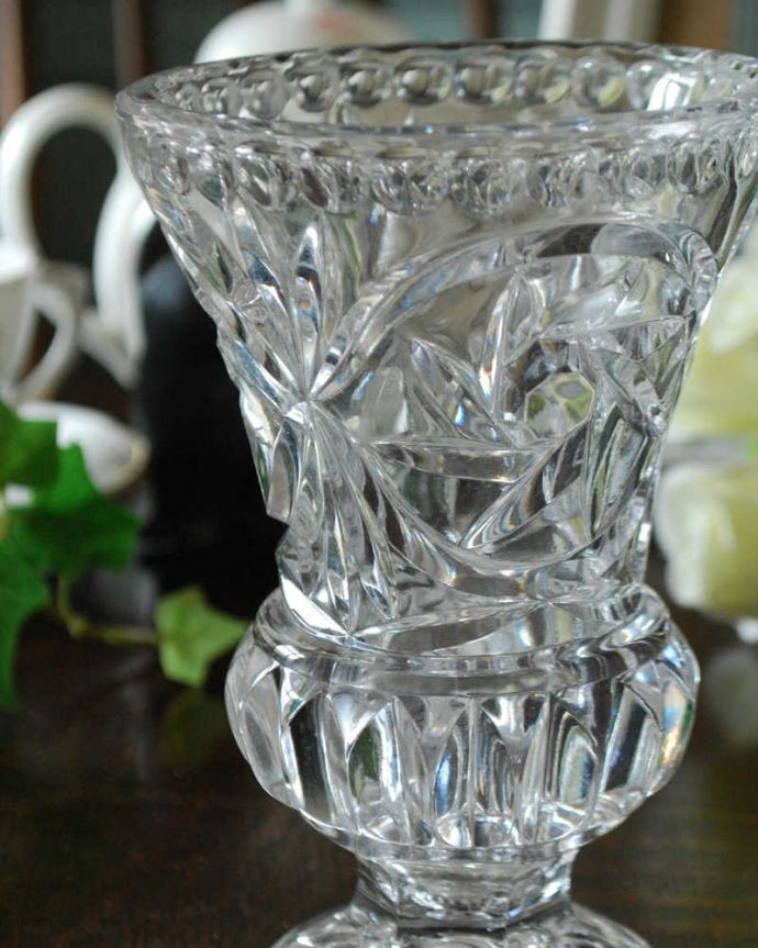 アンティーク 雑貨のガラス小物　アンティーク雑貨　隅々まで装飾があるアンティークフラワーベースプレスドグラス。アンティークのため、多少の欠け・傷がある場合がありますが、使用上問題はありませんので、ご了承下さい。(pg-4352)