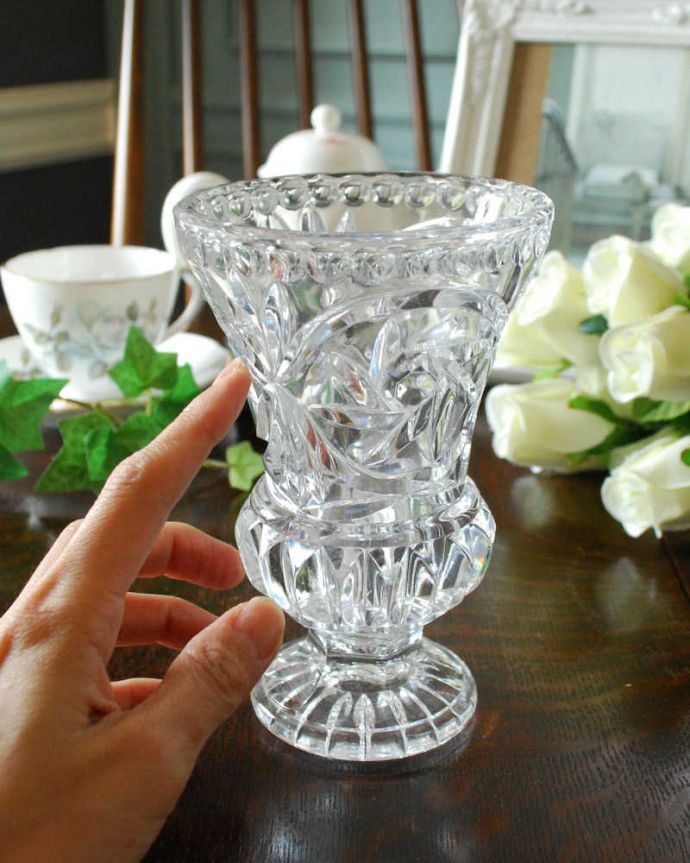 アンティーク 雑貨のガラス小物　アンティーク雑貨　隅々まで装飾があるアンティークフラワーベースプレスドグラス。飾るだけで絵になる美しさ。(pg-4352)