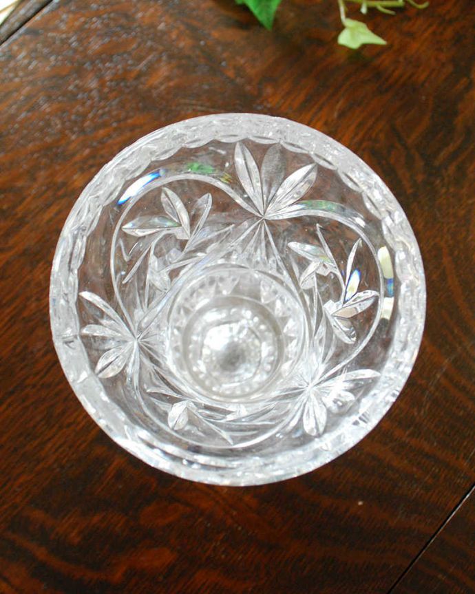 アンティーク 雑貨のガラス小物　アンティーク雑貨　隅々まで装飾があるアンティークフラワーベースプレスドグラス。上から見るとこんな感じです。(pg-4352)