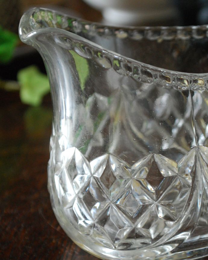 アンティーク 雑貨のガラス小物 アンティーク雑貨 小さなお花のカッティングが散りばめられたガラスピッチャー、アンティークプレスドグラス。アンティークのため、多少の欠け・傷がある場合がありますが、使用上問題はありませんので、ご了承下さい。(pg-4362)
