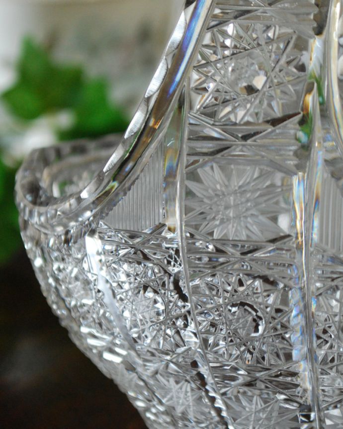 アンティーク 雑貨のガラス小物 アンティーク雑貨 たっぷりと細かく刻まれたお花達・・・輝きも特別なアンティークガラスバスケット(プレスドグラス)。アンティークのため、多少の欠け・傷がある場合がありますが、使用上問題はありませんので、ご了承下さい。(pg-4376)