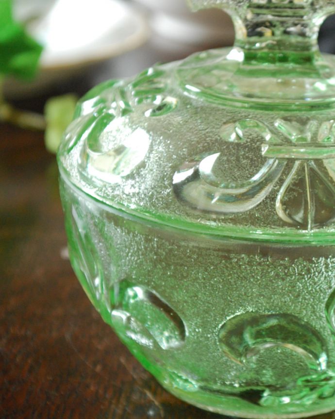 アンティーク 雑貨のガラス小物　アンティーク雑貨　爽やかなグリーンのプレスドグラス、百合の紋章が素敵なガラスの蓋付きケース。アンティークのため、多少の欠け・傷がある場合がありますが、使用上問題はありませんので、ご了承下さい。(pg-4377)