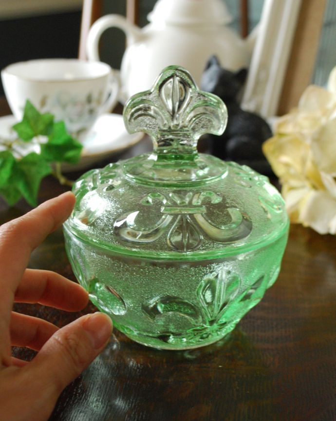 アンティーク 雑貨のガラス小物　アンティーク雑貨　爽やかなグリーンのプレスドグラス、百合の紋章が素敵なガラスの蓋付きケース。どこに置いても絵になるガラスのケースです。(pg-4377)