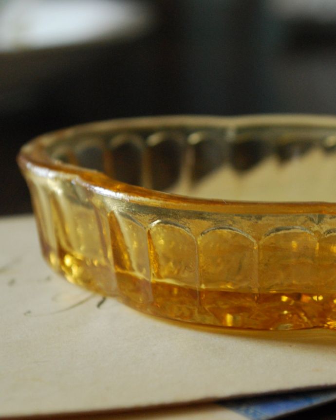 アンティーク 雑貨のガラス小物　アンティーク雑貨　蝶とお花がデザインされた可愛いアンバーカラーのガラストレー（アンティークプレスドグラス）。アンティークのため、多少の欠け・傷がある場合がありますが、使用上問題はありませんので、ご了承下さい。(pg-4379)