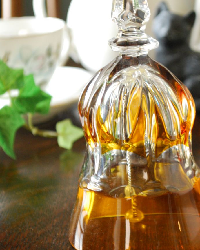 アンティーク 雑貨のガラス小物　アンティーク雑貨　アンバーカラー×クリアガラスの２トーンカラーのベル、アンティークプレスドグラス。アンティークのため、多少の欠け・傷がある場合がありますが、使用上問題はありませんので、ご了承下さい。(pg-4381)