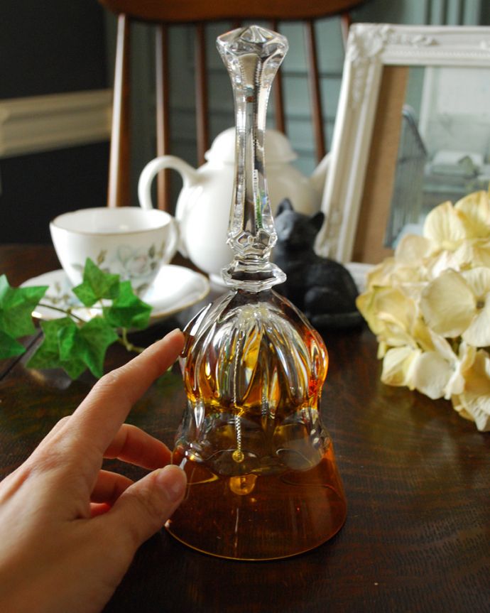 アンティーク 雑貨のガラス小物　アンティーク雑貨　アンバーカラー×クリアガラスの２トーンカラーのベル、アンティークプレスドグラス。お部屋のどこに置いても素敵なインテリアになります。(pg-4381)