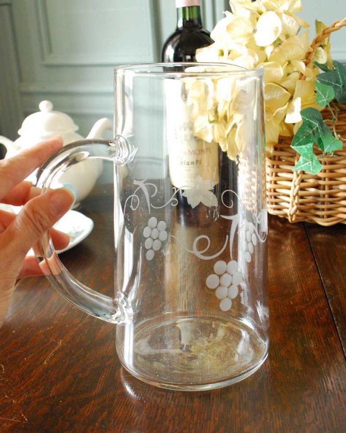 アンティーク 雑貨のガラス小物 アンティーク雑貨 葡萄がデザインされたアンティークプレスドグラスの持ち手付きガラスピッチャー。使いやすいサイズでフラワーベースとしてもおススメです。(pg-4388)