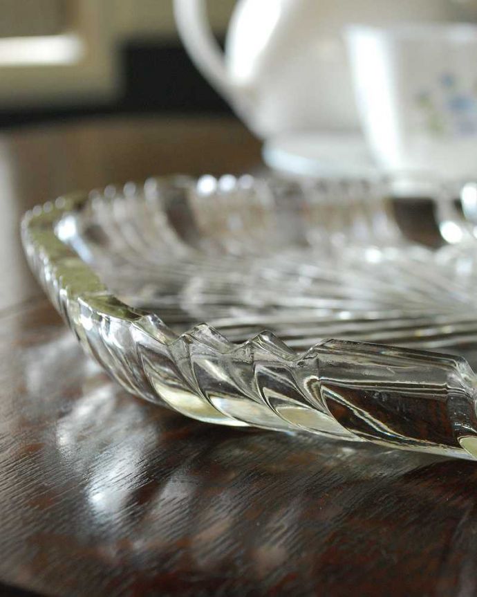 アンティーク 雑貨のガラス小物　アンティーク雑貨　カッティングが華やかなガラスプレート（トレー）アンティークプレスドグラス。アンティークのため、多少の欠け・傷がある場合がありますが、使用上問題はありませんので、ご了承下さい。(pg-4398)