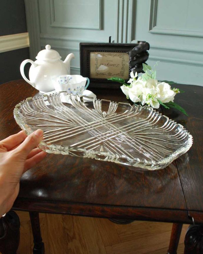 アンティーク 雑貨のガラス小物　アンティーク雑貨　カッティングが華やかなガラスプレート（トレー）アンティークプレスドグラス。爽やかなカッティングがインテリアのアクセントになります。(pg-4398)