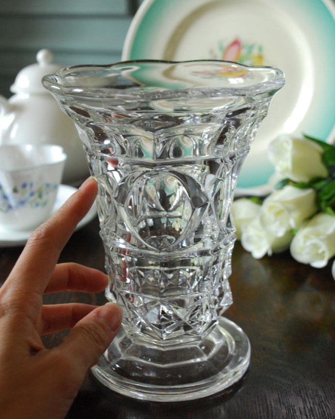 アンティーク 雑貨のガラス小物　アンティーク雑貨　表情豊かなカッティングがあるアンティークプレスドグラスのフラワーベース（花器）。飾るだけで絵になる美しさ。(pg-4420)