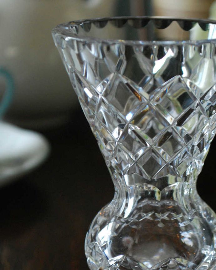 アンティーク 雑貨のガラス小物　アンティーク雑貨　隅々まで装飾がある脚付きアンティークフラワーベースプレスドグラス。アンティークのため、多少の欠け・傷がある場合がありますが、使用上問題はありませんので、ご了承下さい。(pg-4454)