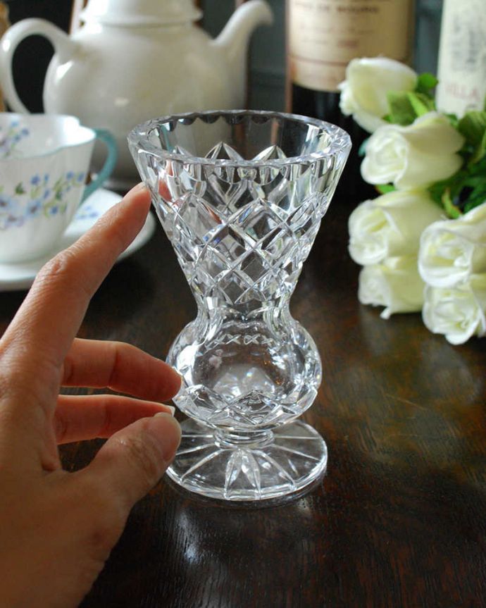 アンティーク 雑貨のガラス小物　アンティーク雑貨　隅々まで装飾がある脚付きアンティークフラワーベースプレスドグラス。１輪挿しにもオススメです。(pg-4454)