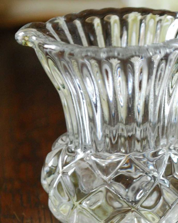 アンティーク 雑貨のガラス小物 アンティーク雑貨 食卓でも人気、小さなガラスピッチャー(アンティークプレスドグラス)。アンティークのため、多少の欠け・傷がある場合がありますが、使用上問題はありませんので、ご了承下さい。(pg-4467)