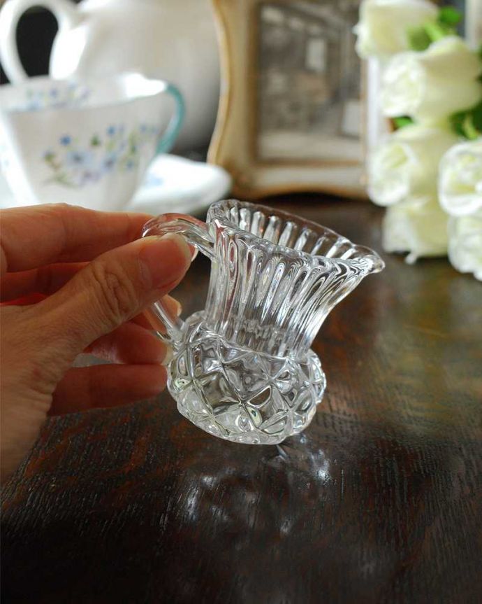 アンティーク 雑貨のガラス小物 アンティーク雑貨 食卓でも人気、小さなガラスピッチャー(アンティークプレスドグラス)。フラワーベースにしても素敵です。(pg-4467)