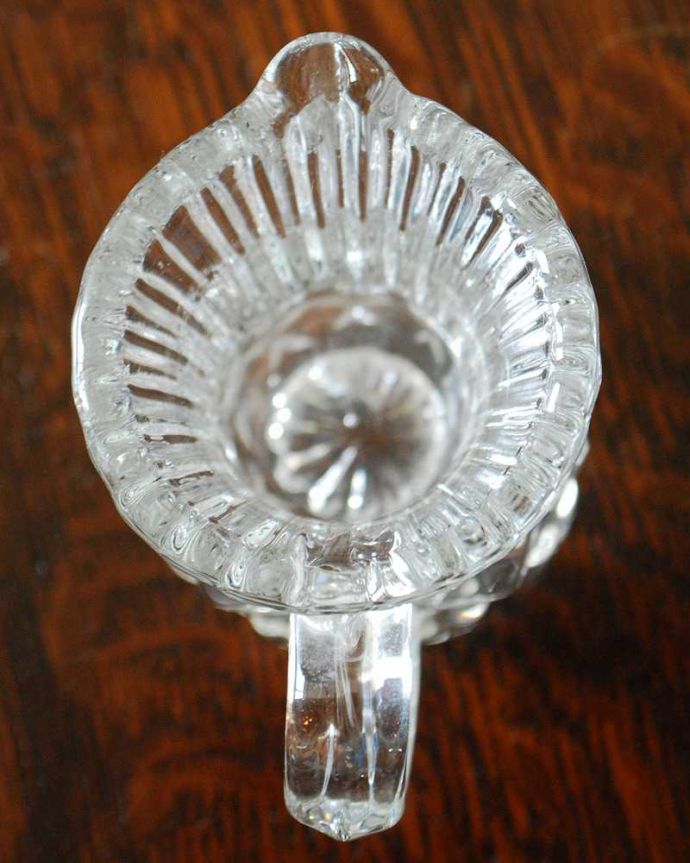 アンティーク 雑貨のガラス小物 アンティーク雑貨 食卓でも人気、小さなガラスピッチャー(アンティークプレスドグラス)。上から見るとこんな感じです。(pg-4467)