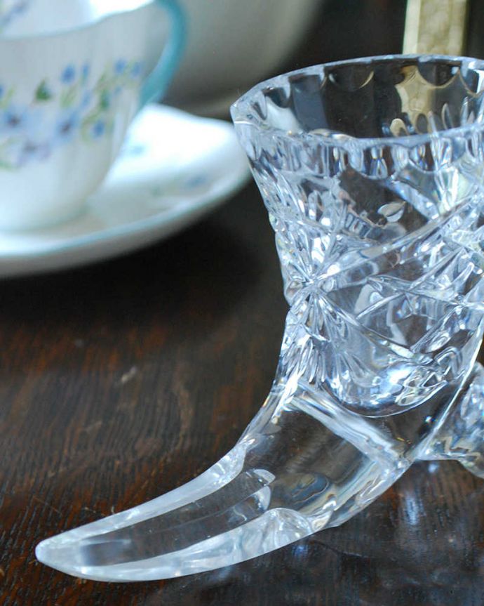 アンティーク 雑貨のガラス小物 アンティーク雑貨 楽器みたいな美しいフォルム、アンティークプレスドグラス(フラワーベース)。アンティークのため、多少の欠け・傷がある場合がありますが、使用上問題はありませんので、ご了承下さい。(pg-4469)