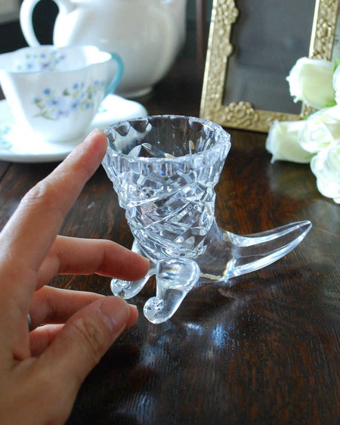 アンティーク 雑貨のガラス小物 アンティーク雑貨 楽器みたいな美しいフォルム、アンティークプレスドグラス(フラワーベース)。1輪挿しにもオススメです。(pg-4469)