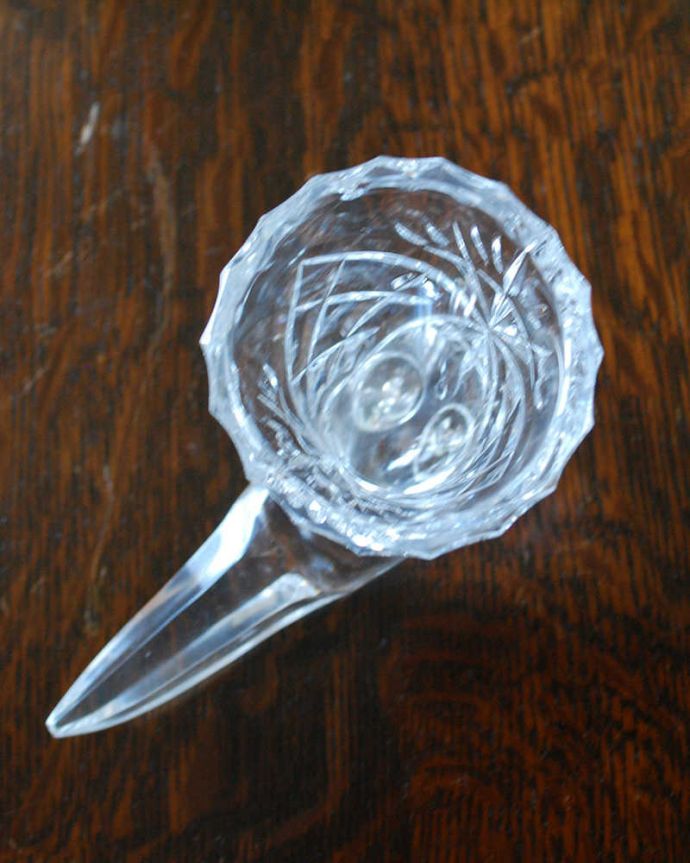 アンティーク 雑貨のガラス小物 アンティーク雑貨 楽器みたいな美しいフォルム、アンティークプレスドグラス(フラワーベース)。上から見るとこんな感じです。(pg-4469)