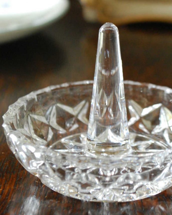 アンティーク 雑貨のガラス小物　アンティーク雑貨　小さな英国アンティーク雑貨、プレスドグラスのリングスタンド 。アンティークのため、多少の欠け・傷がある場合がありますが、使用上問題はありませんので、ご了承下さい。(pg-4470)