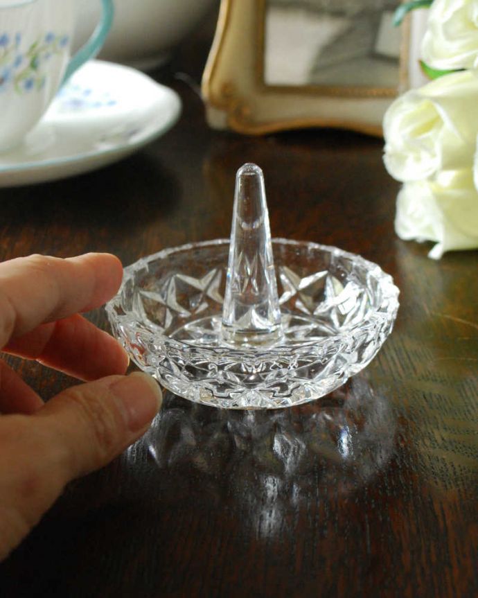 アンティーク 雑貨のガラス小物　アンティーク雑貨　小さな英国アンティーク雑貨、プレスドグラスのリングスタンド 。ガラスでできたリングスタンド。(pg-4470)
