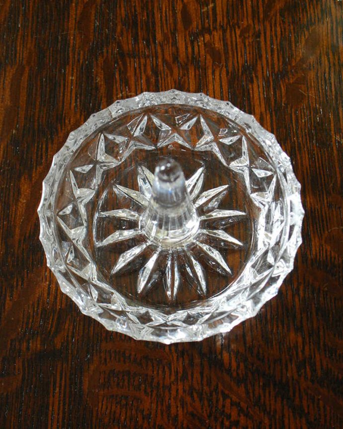 アンティーク 雑貨のガラス小物　アンティーク雑貨　小さな英国アンティーク雑貨、プレスドグラスのリングスタンド 。上から見るとこんな感じです。(pg-4470)