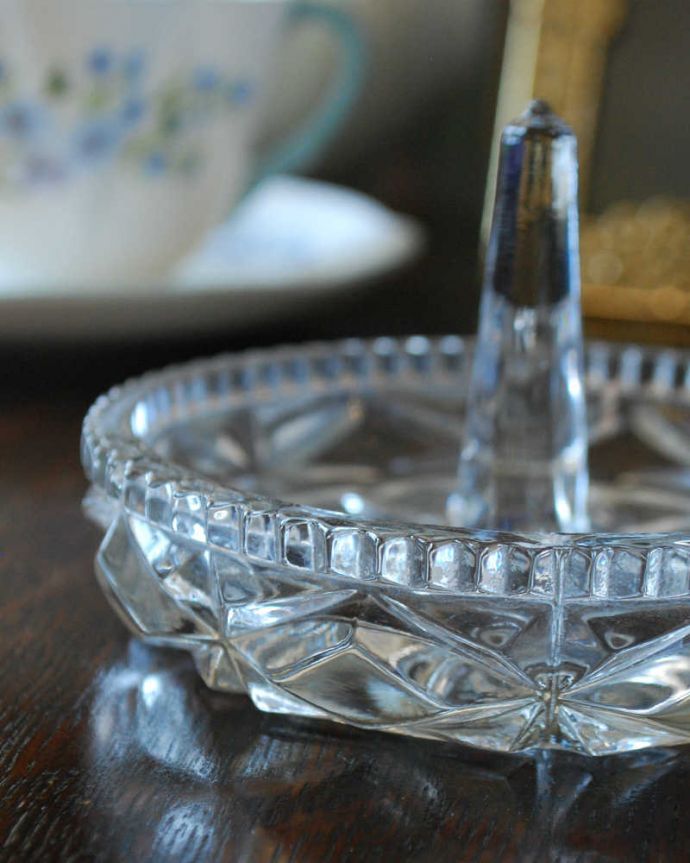 アンティーク 雑貨のガラス小物 アンティーク雑貨 英国アンティークガラスの小物も置けるトレー付きリングスタンド(プレスドグラス)。アンティークのため、多少の欠け・傷がある場合がありますが、使用上問題はありませんので、ご了承下さい。(pg-4473)