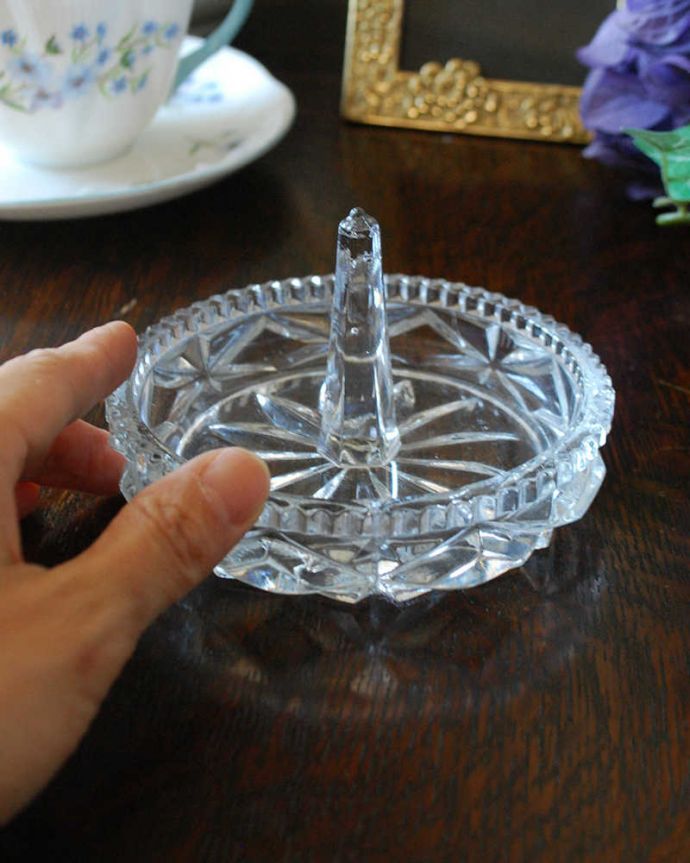 アンティーク 雑貨のガラス小物 アンティーク雑貨 英国アンティークガラスの小物も置けるトレー付きリングスタンド(プレスドグラス)。ガラスでできたリングスタンド。(pg-4473)