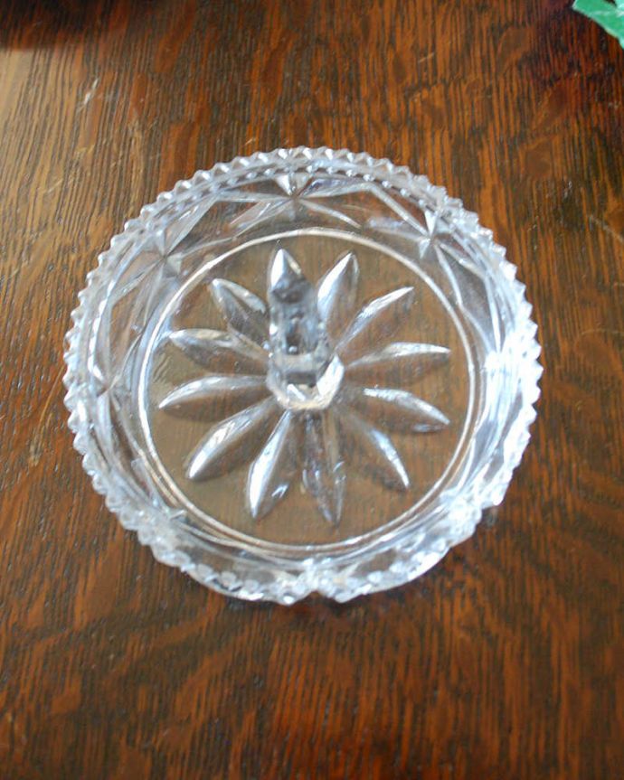 アンティーク 雑貨のガラス小物 アンティーク雑貨 英国アンティークガラスの小物も置けるトレー付きリングスタンド(プレスドグラス)。上から見るとこんな感じです。(pg-4473)