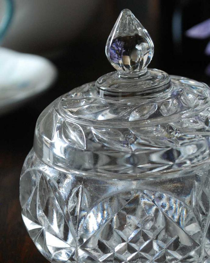 アンティーク 雑貨のガラス小物　アンティーク雑貨　ツボミの様な持ち手が可愛いフタ付きガラスケース、アンティーク　プレスドグラス。アンティークのため、多少の欠け・傷がある場合がありますが、使用上問題はありませんので、ご了承下さい。(pg-4476)