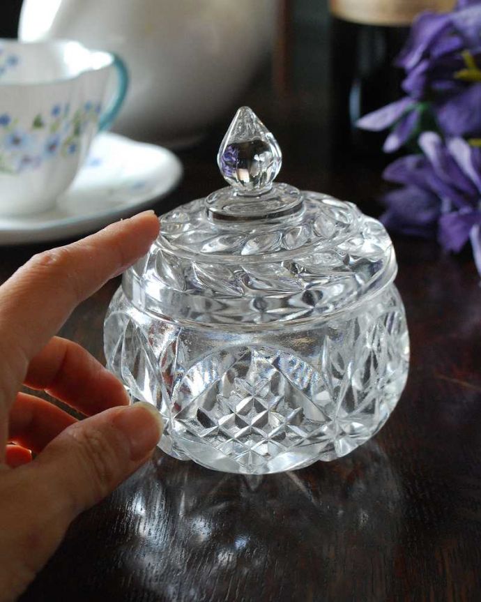 アンティーク 雑貨のガラス小物　アンティーク雑貨　ツボミの様な持ち手が可愛いフタ付きガラスケース、アンティーク　プレスドグラス。どこに置いても絵になるガラスのケースです。(pg-4476)