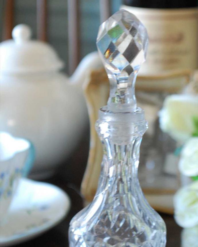 アンティーク 雑貨のガラス小物　アンティーク雑貨　ゴージャスな香水ボトル、アンティーク雑貨のフレグランスボトル（プレスドグラス）。アンティークのため、多少の欠け・傷がある場合がありますが、使用上問題はありませんので、ご了承下さい。(pg-4485)