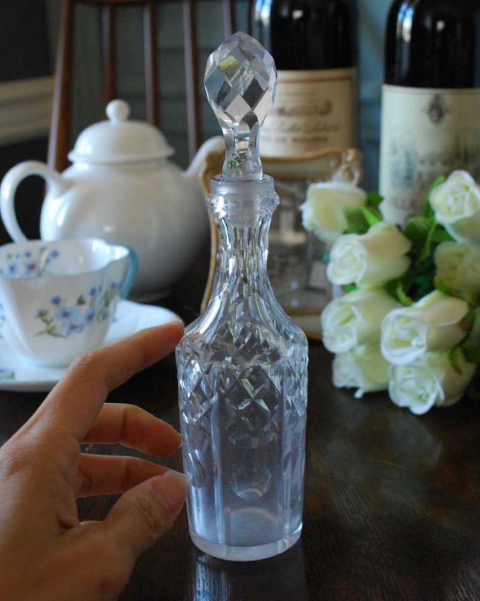 アンティーク 雑貨のガラス小物　アンティーク雑貨　ゴージャスな香水ボトル、アンティーク雑貨のフレグランスボトル（プレスドグラス）。どこに置いても華やかなフレグランスボトルです。(pg-4485)