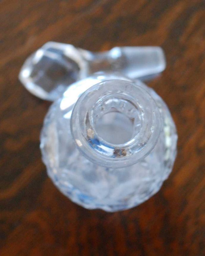 アンティーク 雑貨のガラス小物　アンティーク雑貨　ゴージャスな香水ボトル、アンティーク雑貨のフレグランスボトル（プレスドグラス）。上から見るとこんな感じです。(pg-4485)