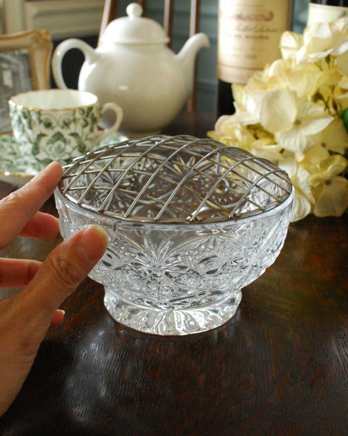 アンティーク 雑貨のガラス小物　アンティーク雑貨　花留め付きのフラワーベース、アンティークプレスドグラスの花器。飾るだけで絵になる美しさ。(pg-4495)
