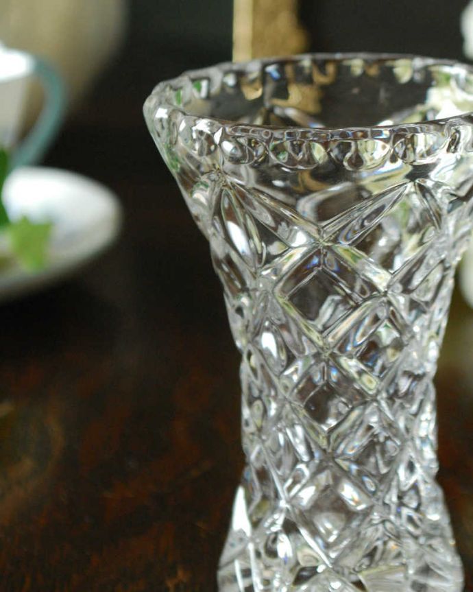 アンティーク 雑貨のガラス小物 アンティーク雑貨 アンティークの1輪挿し、ダイヤのカッティングがとっても可愛いフラワーベース。アンティークのため、多少の欠け・傷がある場合がありますが、使用上問題はありませんので、ご了承下さい。(pg-4520)