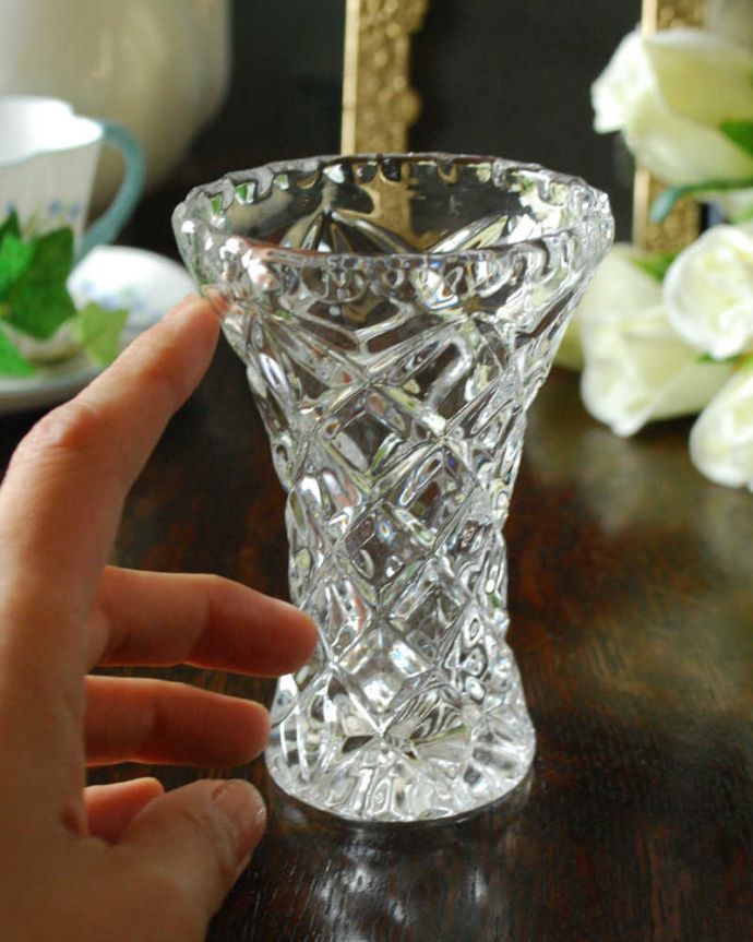 アンティーク 雑貨のガラス小物 アンティーク雑貨 アンティークの1輪挿し、ダイヤのカッティングがとっても可愛いフラワーベース。1輪挿しにもオススメです。(pg-4520)
