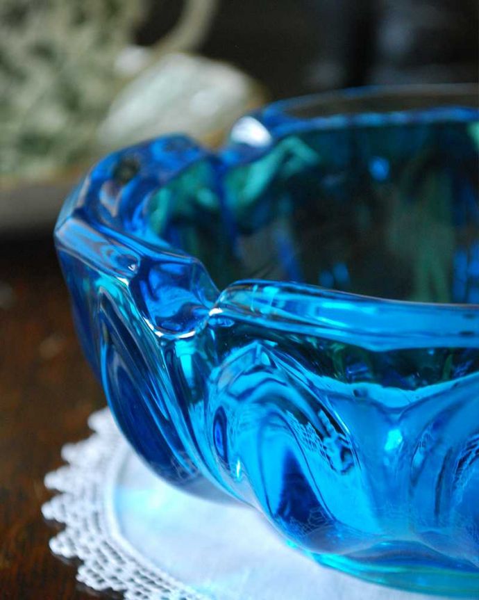 アンティーク 雑貨のガラス小物　アンティーク雑貨　サファイアのように澄んだブルー、美しいアンティークプレスドグラス（アッシュトレイ）。アンティークのため、多少の欠け・傷がある場合がありますが、使用上問題はありませんので、ご了承下さい。(pg-4535)