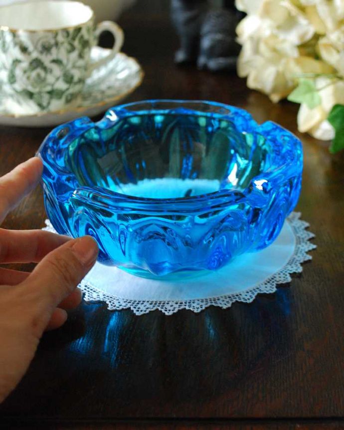 アンティーク 雑貨のガラス小物　アンティーク雑貨　サファイアのように澄んだブルー、美しいアンティークプレスドグラス（アッシュトレイ）。置いておくだけでも華やかです。(pg-4535)