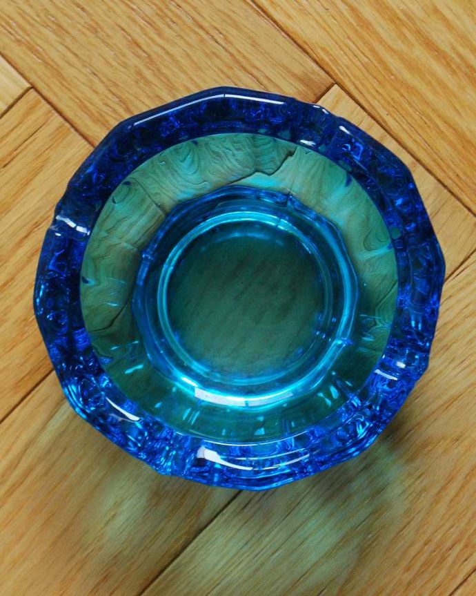 アンティーク 雑貨のガラス小物　アンティーク雑貨　サファイアのように澄んだブルー、美しいアンティークプレスドグラス（アッシュトレイ）。上から見るとこんな感じです。(pg-4535)