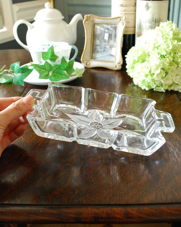 アンティーク 雑貨のガラス小物　アンティーク雑貨　持ち手がついたシンプルガラストレー（プレート）、アンティークプレスドグラス 。使いやすさが嬉しいサイズです。(pg-4537)