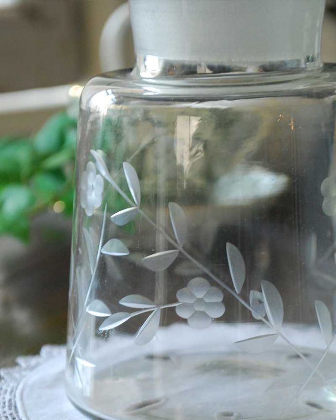 アンティーク 雑貨のガラス小物 アンティーク雑貨 お花の可憐なデザイン、アンティーク プレスドグラスのフレグランスボトル(香水瓶)。ありそうでなかなか見つからないお花のデザインです。(pg-4575)