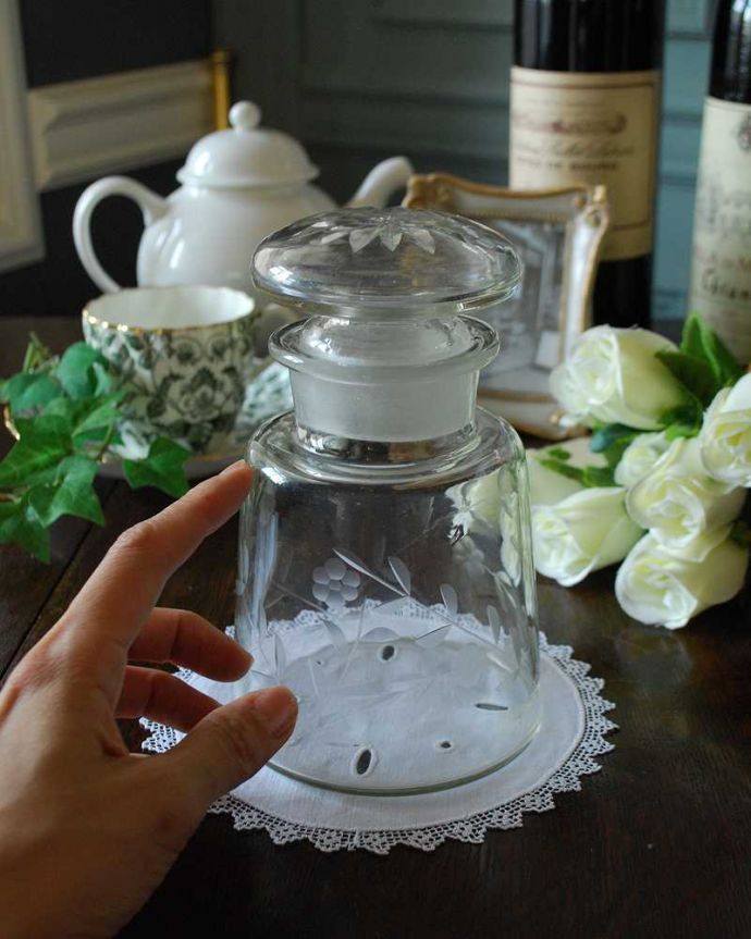 アンティーク 雑貨のガラス小物 アンティーク雑貨 お花の可憐なデザイン、アンティーク プレスドグラスのフレグランスボトル(香水瓶)。どこに置いても華やかなフレグランスボトルです。(pg-4575)