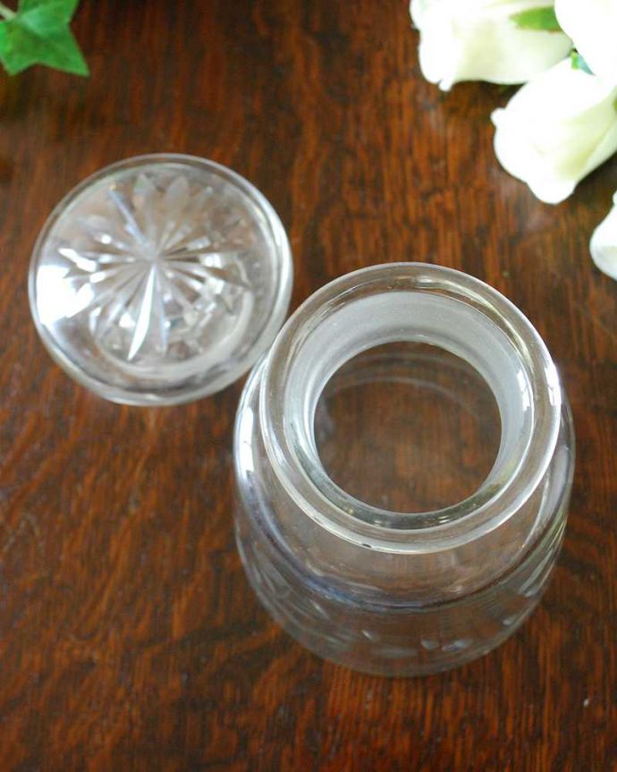 アンティーク 雑貨のガラス小物 アンティーク雑貨 お花の可憐なデザイン、アンティーク プレスドグラスのフレグランスボトル(香水瓶)。上から見るとこんな感じです。(pg-4575)
