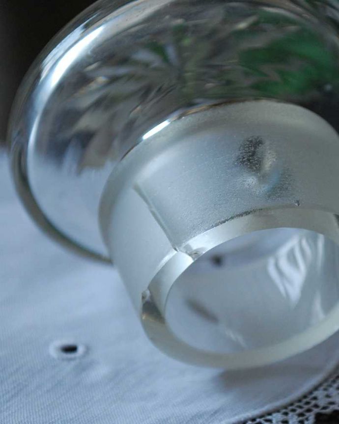 アンティーク 雑貨のガラス小物 アンティーク雑貨 お花の可憐なデザイン、アンティーク プレスドグラスのフレグランスボトル(香水瓶)。アンティークのため、多少の欠け・傷がある場合がありますが、使用上問題はありませんので、ご了承下さい。(pg-4575)