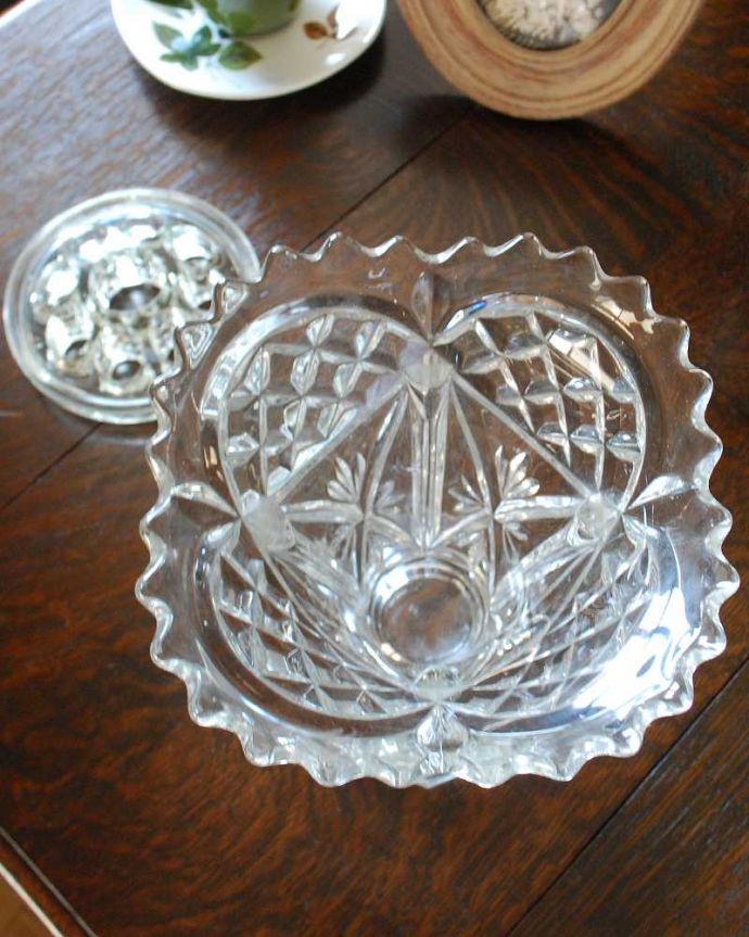 アンティーク 雑貨のガラス小物　アンティーク雑貨　活けやすいガラス留め付きのフラワーベース、ゴージャスなアンティークプレスドグラス。上から見るとこんな感じです。(pg-4579)