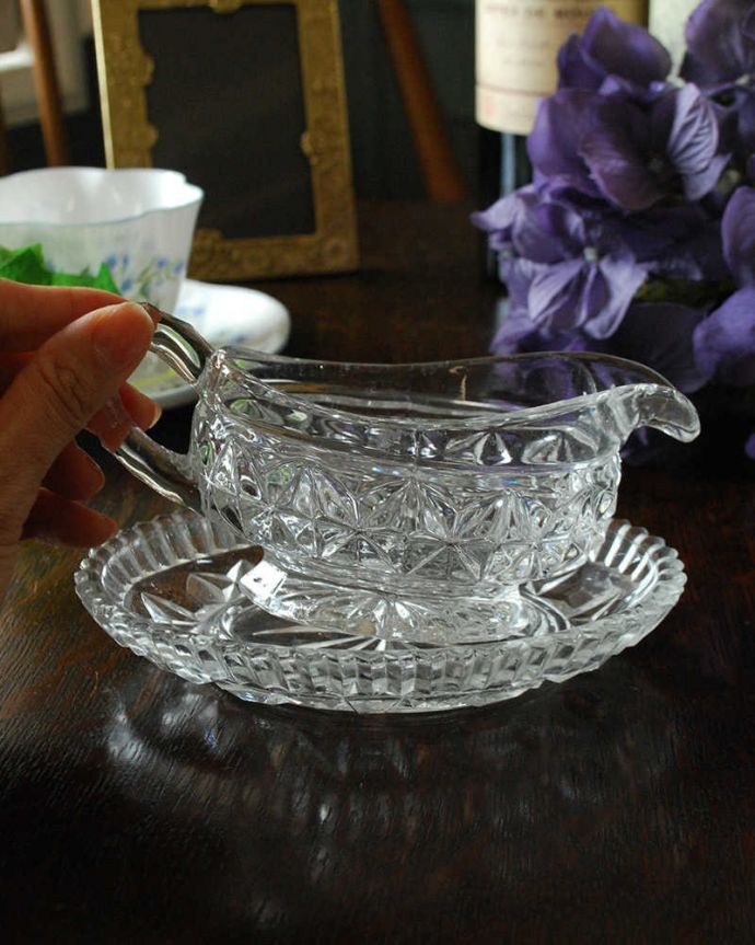 アンティーク 雑貨のガラス小物 アンティーク雑貨 ガラストレー付きのソースボート、美しいアンティークプレスドグラス。フラワーベースにしても素敵です。(pg-4600)