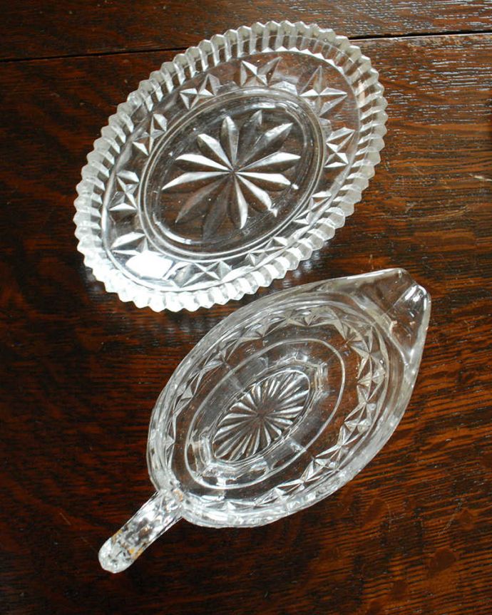 アンティーク 雑貨のガラス小物 アンティーク雑貨 ガラストレー付きのソースボート、美しいアンティークプレスドグラス。上から見るとこんな感じです。(pg-4600)